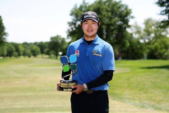 김성현이 콘페리 투어 어드벤트헬스 챔피언십 우승 직후 트로피를 들고 미소를 짓고 있다. 캔자스시티=AFP연합뉴스