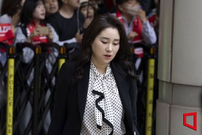 내란 우두머리 혐의, 직권남용 권리행사방해 혐의 사건으로 기소된 윤석열 전 대통령의 변호인단인 김계리 변호사가 19일 오전 서울 서초구 중앙지법 법정으로 들어가고 있다. 사진공동취재단