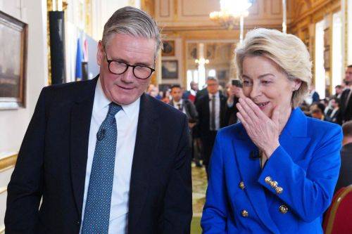 키어 스타머 영국 총리(왼쪽)와 우르줄라 폰데어라이엔 EU 집행위원장이 19일(현지시간) 영국 런던에서 개최한 공동 기자회견 이후 함께 걸어나오고 있다. AFP연합뉴스