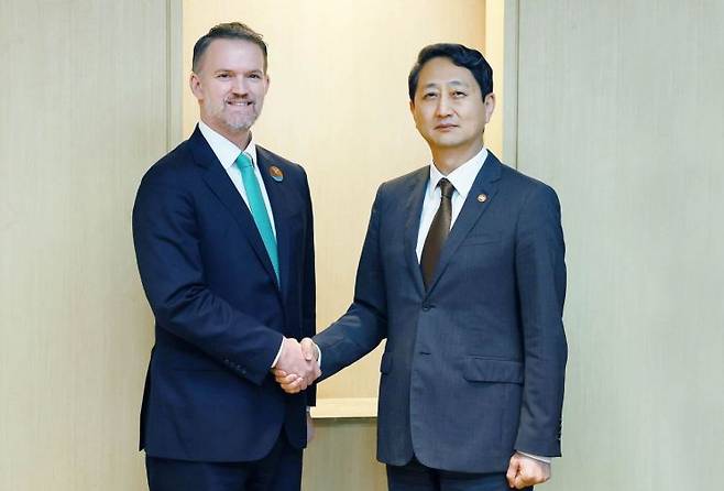 지난 16일 안덕근 산업통상자원부 장관(오른쪽)과 제이미슨 그리어 미국 무역대표부(USTR) 대표가 제주 서귀포시 제주국제컨벤션센터에서 APEC 통상장관회의를 계기로 면담을 하며 기념사진 촬영을 하고 있다.(사진= 산업부)