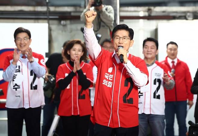국민의힘 김문수 대선 후보가 19일 서울역 광장 유세에서 시민들에게 지지를 호소하고 있다. 연합뉴스