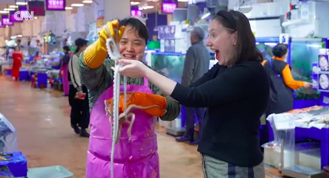 미국 CNN이 최근 우리나라의 노량진 수산시장을 소개해 눈길을 끈다. CNN