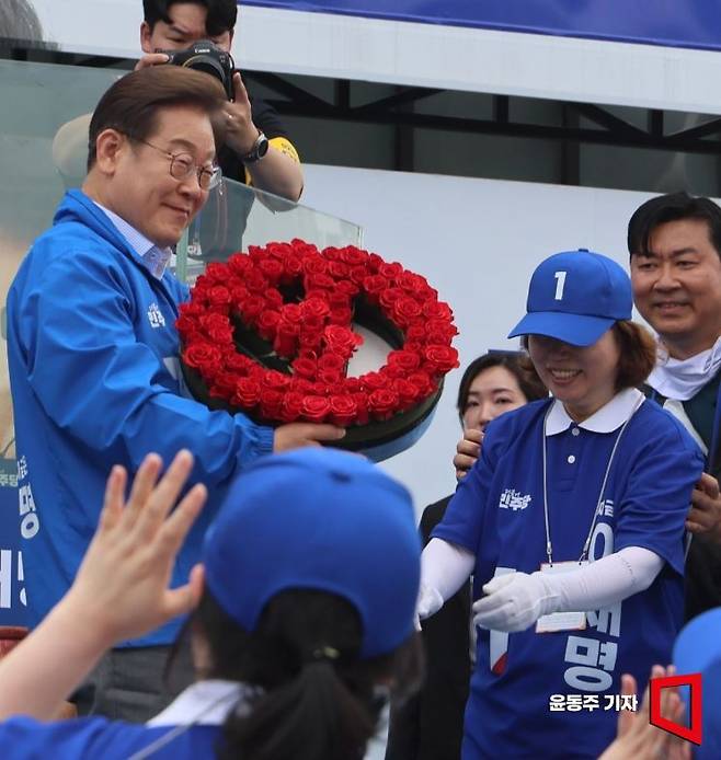 이재명 더불어민주당 대선 후보가 20일 경기 고양시 일산문화광장에서 열린 집중 유세 현장에서 지지자들에게 꽃다발을 선물 받고 있다. 2025.05.20 윤동주 기자