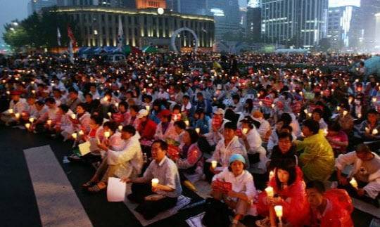 2008년 6월 8일 저녁 서울시청 앞 서울광장에서 열린 광우병 위험 미국산 소고기 수입반대 집회 당시 모습. /조선일보DB