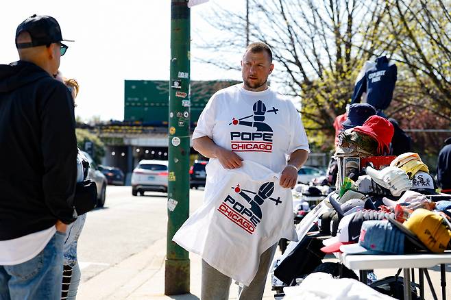 10일 시카고 레이트 필드 외부에서 교황 기념 티셔츠를 판매하고 있는 상인의 모습. 티셔츠에는 MLB 로고 속 야구선수의 형상을 교황의 모습으로 바꾼 그림과 함께 '교황, 시카고'라고 적혀 있다. /로이터 연합뉴스