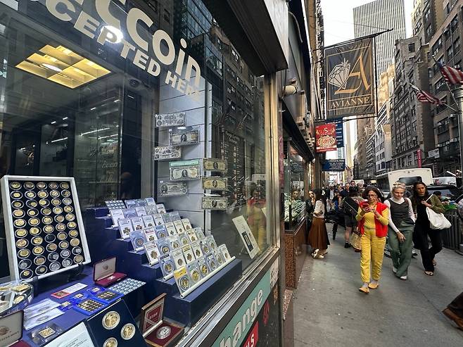 글로벌 관세전쟁, 미국 신용등급 강등 등 경제 불확실성이 높아지면서 맨해튼 다이아몬드 거리에서 금 현물을 찾는 사람들이 높아지고 있다./윤주헌 특파원