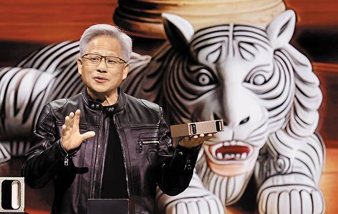 19일 대만 타이베이에서 아시아 최대 IT 전시회 ‘컴퓨텍스 2025’ 기조연설에 나선 젠슨 황 엔비디아 최고경영자(CEO)가 개인용 인공지능(AI) 수퍼컴퓨터 ‘DGX 스파크’를 손에 들고 소개하고 있다. /EPA 연합뉴스