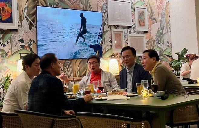 국민의힘 대선 선대위 조광한 대외협력부본부장, 유상범 단일화추진본부장, 김대식 대외협력본부장, 이성배 선대위 대변인(오른쪽 가장 끝부터 시계 반대방향으로)이 19일 홍준표 전 대구시장의 선대위 합류를 설득하기 위해 미국 하와이에 도착, 홍 전 시장을 만나고 있다./연합뉴스