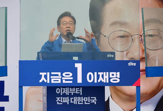 이재명 더불어민주당 대선 후보가 21일 경기도 의정부시 의정부동 태조이성계상 앞에서 선거유세를 하고 있다. /남강호기자