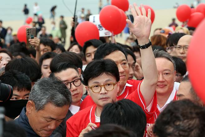 한동훈 전 국민의힘 대표가 20일 부산 수영구 광안리해수욕장 일대에서 시민들을 만나 김문수 대통령선거 후보의 지지를 호소하고 있다. /뉴시스