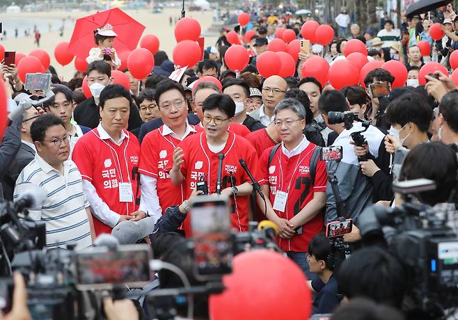 한동훈 전 국민의힘 대표가 20일 오후 부산 수영구 광안리해수욕장에서 김문수 국민의힘 대통령 후보 지원 유세를 하고 있다./뉴스1