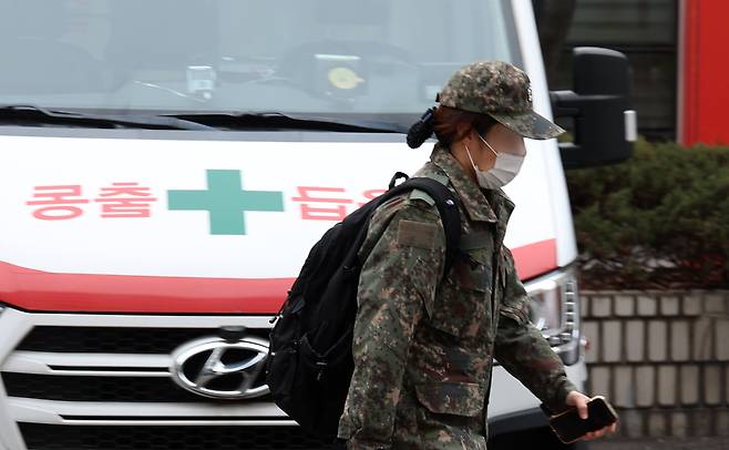 지난해 3월 11일 서울 시내 한 병원에서 군의관이 파견 근무에 나서고 있다./뉴시스