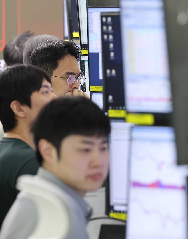 서울 중구 하나은행 딜링룸에서 딜러들이 모니터를 주시하고 있다./ 연합뉴스 제공