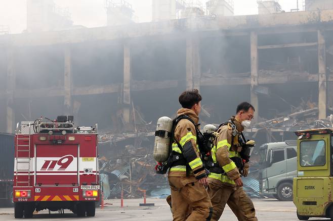 19일 광주 광산구 금호타이어 광주공장에서 소방대원이 잔불 진화를 위해 화재 현장으로 향하고 있다. /연합뉴스