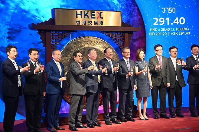 중국 배터리 기업 CATL의 쩡위췬 회장(왼쪽에서 여섯번째)을 비롯한 주요 관계자들이 20일 CATL이 홍콩증권거래소에 상장된 후 건배하고 있다. /연합뉴스