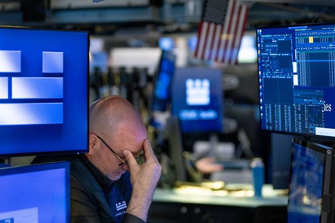 19일(현지 시각) 미국 뉴욕의 뉴욕 증권거래소(NYSE)에서 한 트레이더가 개장 전 현장에서 일하고 있다. 무디스의 미국 신용등급 강등 결정에 금융시장이 반응하고 있다. /EPA=연합뉴스