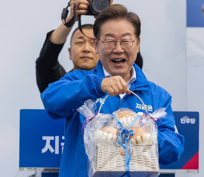 더불어민주당 이재명 대선후보가 17일 전남 나주시 금성관 망화루 앞에서 열린 유세에서 나주배를 선물 받은 뒤 활짝 웃고 있다./연합뉴스