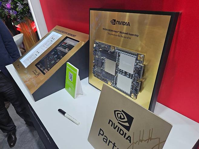 20일(현지시각) 대만 타이베이 난강전람관에서 개최된 아시아 최대 IT·컴퓨팅 전시회 '컴퓨텍스 2025'에 꾸려진 SK하이닉스 부스에 젠슨 황 엔비디아 최고경영자(CEO)가 찾아 6세대 고대역폭메모리(HBM4) 제품에 사인을 남겼다./타이베이=전병수