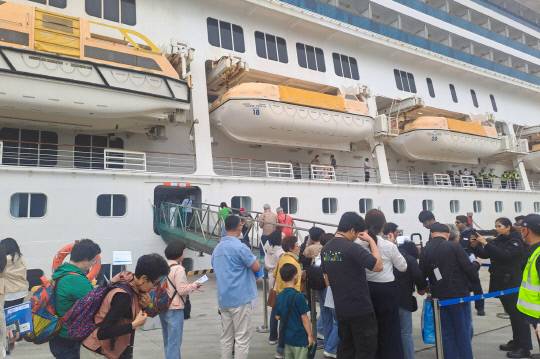 서산 대산항에서 19일 코스타세레나호에 탑승하는 관광객 모습