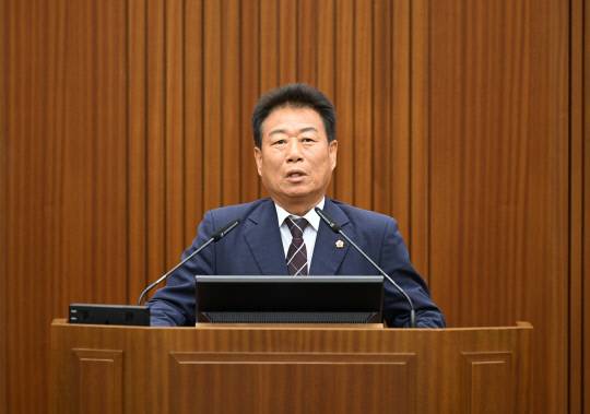 김충식 시의원(국민의힘)은 20일 제98회 정례회 1차 본회의에서 5분 자유발언에서 "해수부 부산 이전 논란에 대해 정치권이 행정수도 완성을 위해 책임 있는 자세로 대응해야 한다"고 말했다. 세종시의회 제공