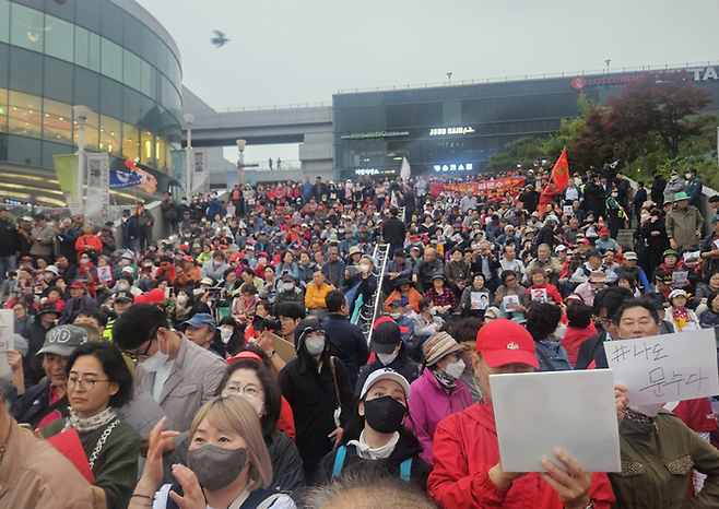 서울시민들이 19일 오후 서울역 광장에서 김문수 국민의힘 대선 후보의 선거 유세를 지켜보고 있다. ⓒ데일리안 민단비 기자
