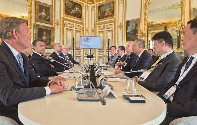 류진 한경협 회장을 비롯한 한국 민간 경제사절단이 19일 프랑스 베르사유궁에서 열린 '한-프랑스 특별 라운드테이블'에 참석해 에마뉘엘 마크롱 프랑스 대통령 및 프랑스 정부·경제계와 양국 경제협력 방안을 논의했다.ⓒ한경협
