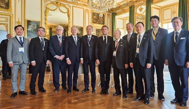 에마뉘엘 마크롱 프랑스 대통령, 류진 한경협 회장을 비롯한 한국 민간 경제사절단이 19일 프랑스 베르사유궁에서 열린 '한-프랑스 특별 라운드테이블'에 참석해 기념촬영을 하고 있다.ⓒ한경협