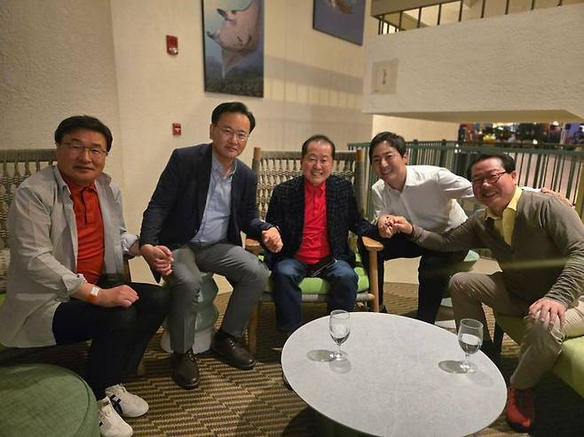 지난 19일(현지시간) 홍준표 전 대구시장의 선거대책위원회 합류를 설득하기 위해 미국 하와이로 떠난 국민의힘 특사단이 빅아일랜드 모처에서 홍 전 시장과 회동하고 있다. (사진=김대식 의원실 제공) ⓒ뉴시스