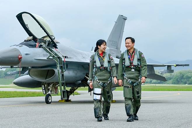 공군부부 조종사가 처음으로 해외연합훈련에 함께 참가한다고 20일 밝혔다. 사진은 KF-16 전투기 앞의 강명진 소령, 윤해림 소령 부부. ⓒ공군