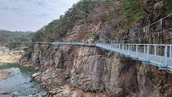 한탄강변 주상절리 절벽에 걸쳐 있는 잔도