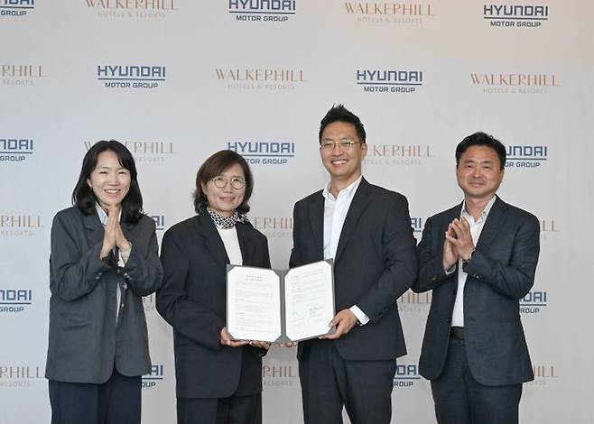 (왼쪽부터)박주영 현대차·기아 모빌리티사업실 팀장, 김수영 현대차·기아 모빌리티사업실 상무, 김세한 워커힐 호텔앤리조트 신성장추진담당, 이열근 워커힐 호텔앤리조트 지속경영담당이 20일 서울 광진구 그랜드 워커힐에서 '모빌리티 친화 호텔 조성을 위한 업무협약(MOU)'을 체결한 뒤 기념 촬영을 하고 있다. ⓒ현대차·기아