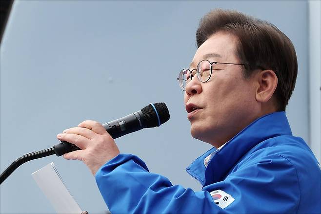 이재명 더불어민주당 대선 후보가 19일 서울 영등포구 타임스퀘어 광장에서 열린 선거유세에서 지지를 호소하고 있다. 사진공동취재단