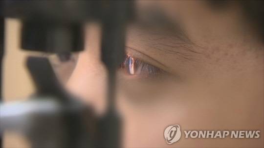 최근 백내장 수술을 받는 40~50대 환자가 늘고 있다. 사진 연합뉴스.