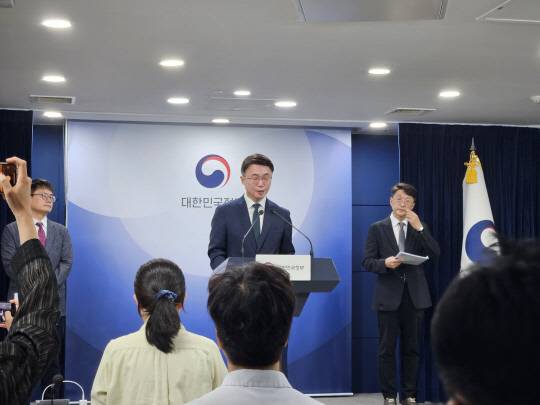 류제명 과기정통부 네트워크정책실장이 19일 서울 종로구 정부서울청사에서 열린 SKT 침해사고 관련 민관합동 조사결과 2차 발표 브리핑에 참석해 발언하고 있다. 김나인 기자