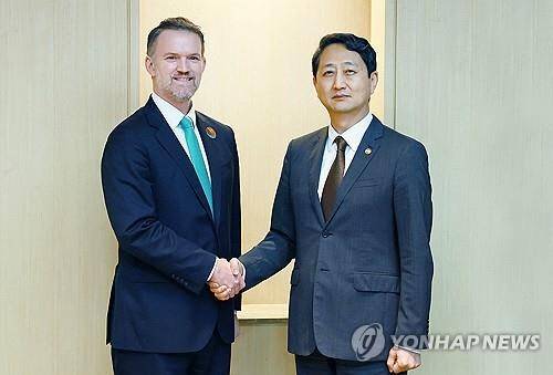 안덕근 산업통상자원부 장관(오른쪽)이 16일 제주 서귀포시 제주국제컨벤션센터(ICC)에서 제이미슨 그리어 미국 무역대표부 대표와 면담, 악수하며 기념 촬영하고 있다. [연합뉴스]