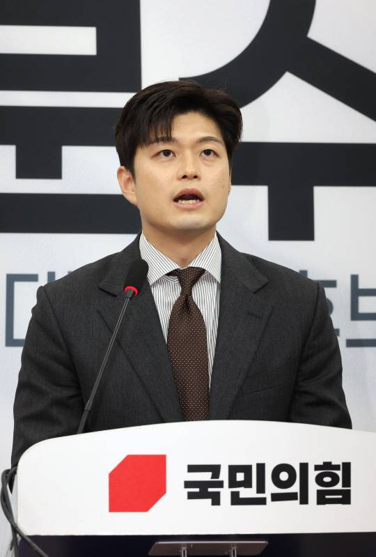 김용태 국민의힘 비상대책위원장이 20일 서울 여의도 국회에서 김문수 후보 배우자 설난영, 이재명 더불어민주당 후보 배우자 김혜경 여사가 참여하는 '대통령 후보 배우자 TV 토론'을 제안했다. 연합뉴스.