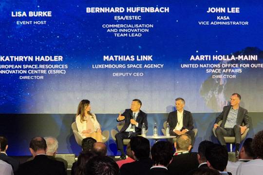 존 리 우주청(왼쪽 두번째) 우주항공임무본부장이 룩셈부르크를 방문해 양국의 협력 방안에 대해 논의하고 있다. 우주청 제공