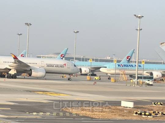 인천국제공항 대한항공 항공기와 아시아나항공기. 양호연 기자