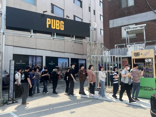 20일 서울시 성동구 성수동에서 열린 '펍지 성수'를 찾은 방문객들이 입장을 기다리고 있다. 유진아 기자