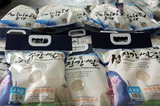 경남도는 20일 하동군 금남면 하동군농협쌀조합공동사업법인에서 하동쌀 일본 선적 기념식을 개최했다. 사진은 일본으로 수출되는 하동 섬진강쌀. <경남도 제공>