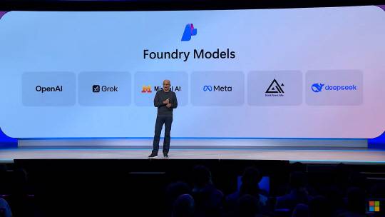 사티아 나델라 마이크로소프트 CEO가 '빌드 2025' 컨퍼런스에서 키노트 발표를 하고 있다. 온라인캡처