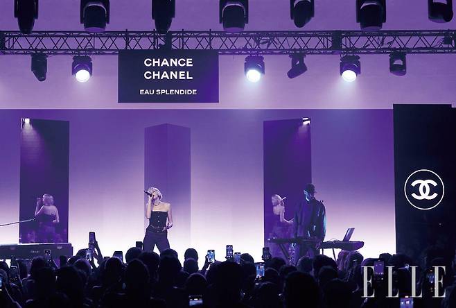 바이올렛빛으로 물든 도쿄의 밤을 더욱 황홀하게 빛낸 앙젤.