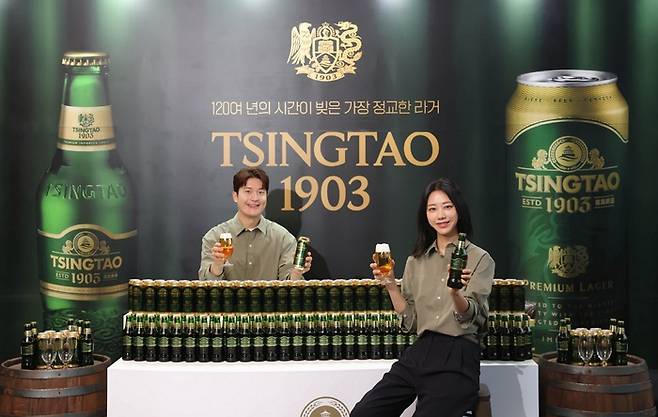 모델들이 '칭따오 1903' 제품을 선보이고 있다.