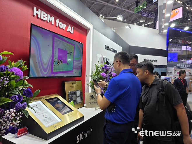 20일(현지시간) 대만 타이베이 난강전시관에서 개막한 '컴퓨텍스 2025'에서 SK하이닉스 부스를 참관객이 하이닉스 HBM 제품이 적용된 엔비디아 블랙웰 GB200 사진을 찍고 있다. (사진= 김영호 기자)