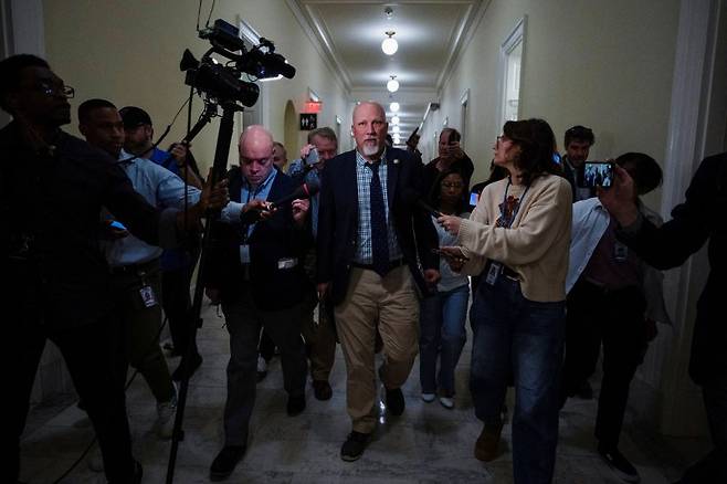 미국 하원이 18일(현지시간) 이례적인 일요일 밤 예산위원회 회의를 열어 도널드 트럼프 대통령의 대규모 감세안을 승인한 뒤 칩 로이(공화·텍사스) 의원이 의사당을 빠져나가고 있다. 신용평가사 무디스가 16일 장 마감 뒤 미국의 국가 신용등급을 한 계단 강등하고, 하원은 대규모 트럼프 감세안을 추진하기로 한 충격으로 미 30년 만기 국채 수익률은 19일 장 초반 5%를 돌파하기도 했다. 로이터 연합