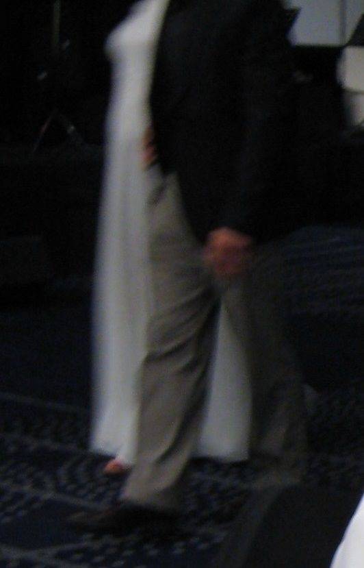 흰 드레스를 입고 결혼식에 참석한 하객. 사진=온라인 커뮤니티 갈무리