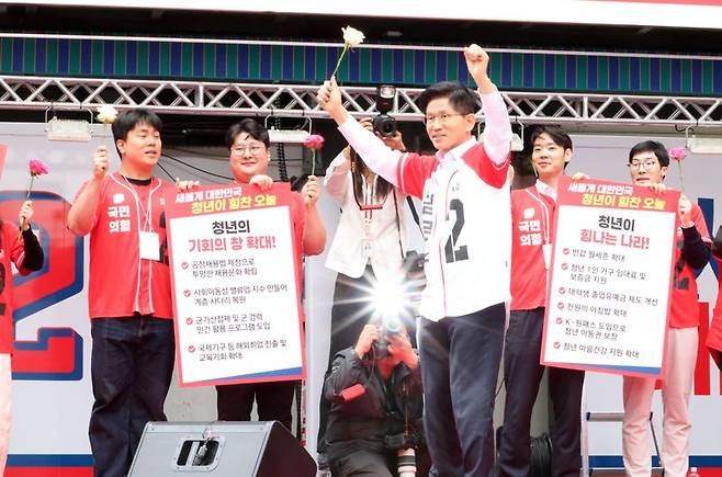 김문수 국민의힘 대통령 후보가 19일 오전 서울 중구 청계광장 소라탑 앞에서 '청년이 바라는 대한민국' 정책 공약 발표를 마치고 주먹을 불끈 쥐어 보이고 있다. 사진=박범준 기자