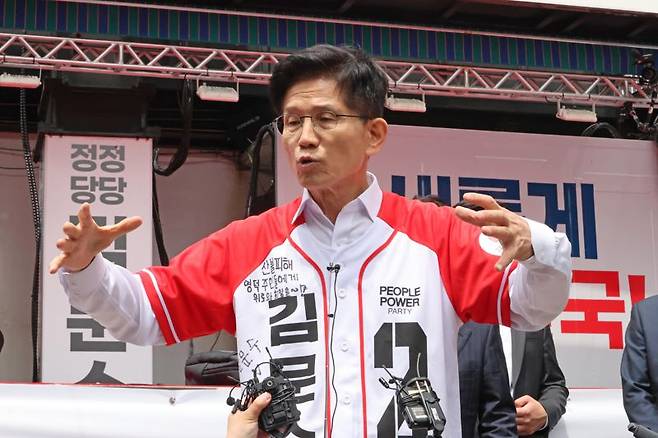 김문수 국민의힘 대통령 후보가 19일 오전 서울 중구 청계광장 소라탑 앞에서 '청년이 바라는 대한민국' 정책 공약 발표를 마치고 기자들의 질문에 답하고 있다. 사진=박범준 기자