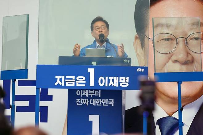 더불어민주당 이재명 대선 후보가 20일 경기 의정부 로데오거리에서 열린 유세에서 시민들에게 지지를 호소하고 있다. 사진=서동일 기자