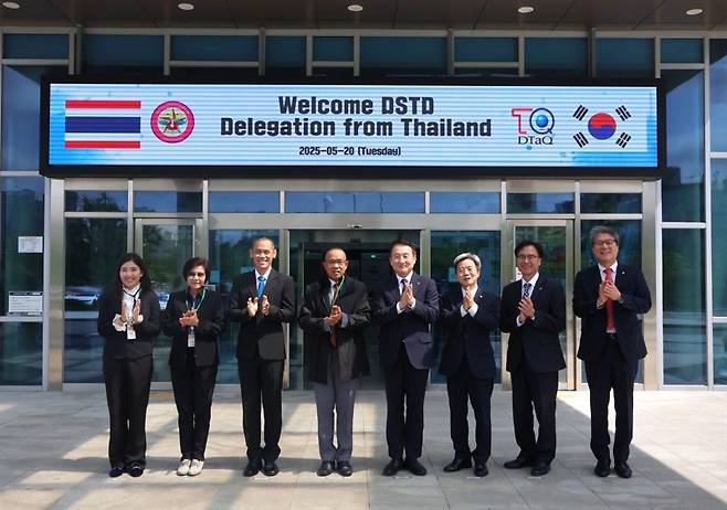 태국 국방부 과학기술국(DSTD) 고위급 대표단이 국방기술품질원 진주본원을 방문했다. 앗타퐁 피차아펀 DSTD국장(왼쪽 네 번째), 신상범 국방기술품질원장(왼쪽 다섯 번째). 국방기술품질원 제공